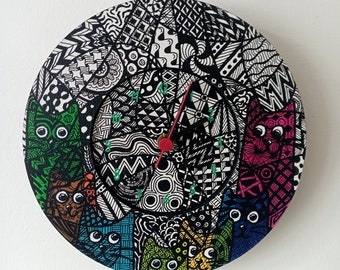 Wanduhr Katzenfamilie trifft Zentangle aus Holz mit Acrylfarben bemalt