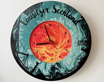 Wanduhr Lausitzer Seenland aus Holz mit Acrylfarben bemalt