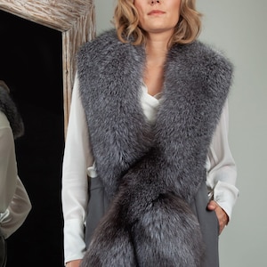 Royal Luxury Saga Silver Fox Fur Keyhole Long Collar