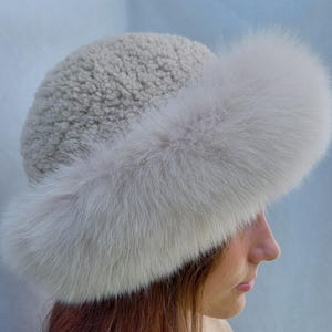 Fantástico sombrero de copa redondo clásico de piel de zorro color leche claro y piel de oveja rizada