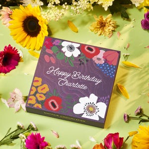 Buon compleanno Floral Bloom - Tartufi di cioccolato fatti a mano personalizzati - Confezione regalo di lusso