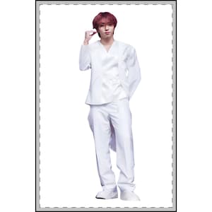 以下が含まれることがあります： 白いスーツを着た人。長袖ジャケットとマッチするパンツで構成されています。 ジャケットはVネックとラップスタイルの留め具が付いています。 白い靴を履いています。 赤い髪の人。