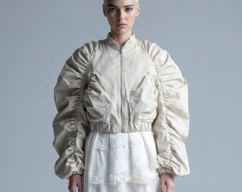 Bomber beige de diseño con mangas voluminosas – chaqueta escultórica