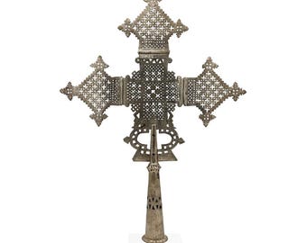 Vintage Silber äthiopisches Kreuz | Montiert auf Lucite Ständer | Handgefertigtes afrikanisches Prozessionskreuz