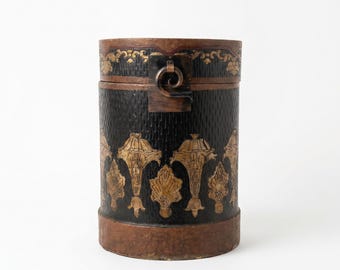 Scatola per cappelli antica cinese laccata / Medaglione dorato, pelle e legno / Scatola cilindrica con coperchio