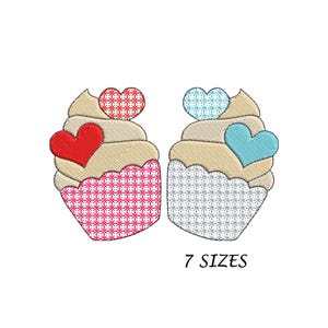 Puede incluir: Dos cupcakes bordados con corazones. Un cupcake es rosa y blanco con un corazón rojo, el otro es azul y blanco con un corazón azul. El texto "7 SIZES" está debajo de los cupcakes.
