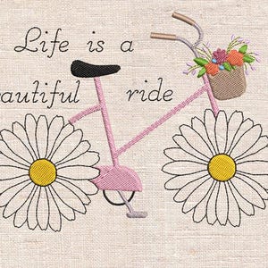 Op de afbeelding: Geborduurd beeld van een roze fiets met madeliefjeswielen en een bloemenmand. De tekst "Life is a beautiful ride" is boven de fiets geborduurd. De achtergrond is een lichtbeige stof.