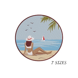 Può includere: Disegno ricamato di una donna con un cappello da sole bianco seduta su una spiaggia, che guarda una barca a vela sull'oceano. Palme e uccelli sono sullo sfondo. Il disegno è in un cerchio con un bordo marrone.