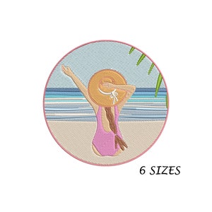 Può includere: Design ricamato di una persona in costume da bagno rosa e cappello di paglia su una spiaggia, con l'oceano sullo sfondo. La persona ha il braccio alzato. Il testo "6 SIZES" è in basso.