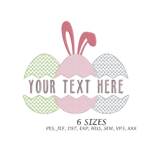Peut inclure: Un motif de Pâques avec trois formes d'œufs brodés en vert, rose et bleu, avec des oreilles de lapin. Le texte "YOUR TEXT HERE" est affiché sur l'œuf central. Le design comprend le texte "6 SIZES".