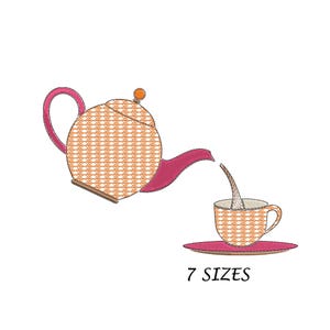 Op de afbeelding: Een rode en oranje theepot die thee giet in een theekopje met een schoteltje. De theepot en het theekopje hebben een geruit patroon. De tekst "7 SIZES" staat onder de afbeelding.