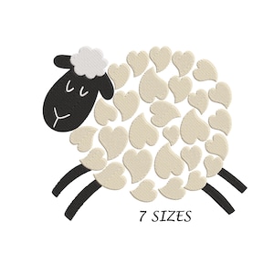 Könnte beinhalten: Schwarze und weiße Stickerei-Design eines Schafes aus Herzen. Das Design enthält den Text "7 SIZES".