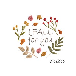 Könnte beinhalten: Gestickte Designs mit einem Kranz aus Herbstblättern und Blumen mit dem Text "I fall for you" und den Worten "7 Größen" darunter.