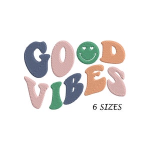 Puede incluir: Diseño de bordado Good Vibes con una carita sonriente y 6 tamaños. El diseño es de estilo retro con letras de colores.