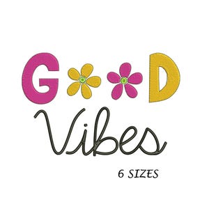 Puede incluir: Diseño de bordado con la frase "Good Vibes" en escritura cursiva negra con letras rosas y amarillas y dos flores estilizadas. El diseño está disponible en seis tamaños.