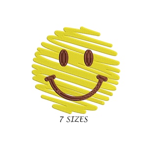 Puede incluir: Una cara sonriente amarilla con ojos marrones y una sonrisa marrón. La cara sonriente está dibujada con un diseño de líneas garabateadas. El texto "7 SIZES" está debajo de la cara sonriente.