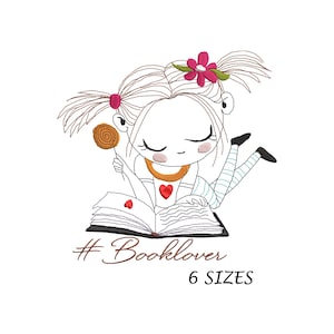 Könnte beinhalten: Eine Strichzeichnung eines Mädchens mit Zöpfen, das ein Buch liest. Sie trägt ein rotes Herz auf ihrem Shirt und hält einen Lolli in der Hand. Der Text #Booklover und 6 SIZES befindet sich unter dem Bild.