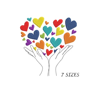 Könnte beinhalten: Ein Stickmuster mit zwei Händen, die eine Herzform aus vielen bunten Herzen halten. Der Text "7 SIZES" befindet sich unter den Händen.