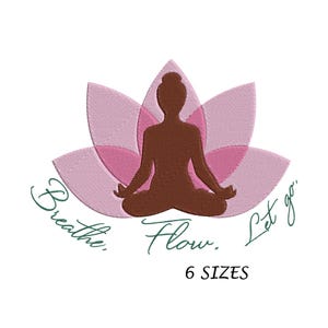Könnte beinhalten: Stickerei mit einer braunen Silhouette einer Person, die in einer rosa Lotusblume meditiert. Der Text "Breathe. Flow. Let go." ist in Kursivschrift um das Bild herum geschrieben. Der Text "6 SIZES" steht unter dem Bild.