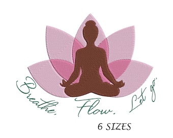 Può includere: Disegno ricamato con una silhouette marrone di una persona che medita in un fiore di loto rosa. Il testo "Breathe. Flow. Let go." è scritto in corsivo attorno all'immagine. Il testo "6 SIZES" è scritto sotto l'immagine.