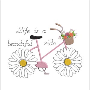 Op de afbeelding: Een roze fiets met madeliefjeswielen en een bloemenmand. De tekst "Life is a beautiful ride" is in cursief geschreven. Het is een productiewerkblad voor borduurwerk.