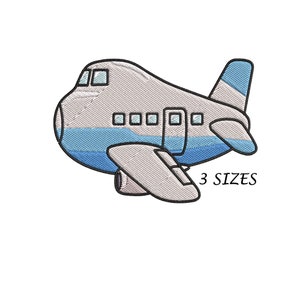 Op de afbeelding: Een cartoonillustratie van een grijs vliegtuig met blauwe accenten. Het vliegtuig heeft vier ramen en een kleine deur. De tekst "3 SIZES" staat onder het vliegtuig.