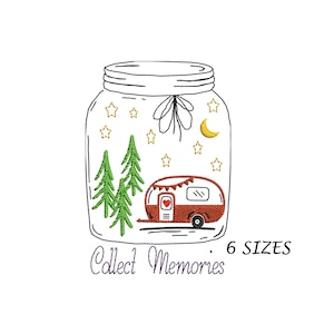 Könnte beinhalten: Eine Schwarzweiß-Zeichnung eines Einmachglases mit einem roten Wohnwagen, grünen Bäumen, gelben Sternen und einem gelben Halbmond im Inneren. Der Text "Collect Memories" befindet sich unter dem Glas. Der Text "6 SIZES" befindet sich rechts neben dem Glas.