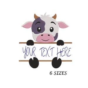 Può includere: Disegno ricamato di una mucca cartoon che sporge da un cartello che dice "YOUR TEXT HERE". La mucca è bianca con macchie nere e ha gli occhi viola. Il cartello è marrone con testo bianco. Il design è disponibile in 6 dimensioni.