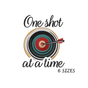 Puede incluir: Un blanco de tiro con arco en blanco y negro con un centro rojo y blanco. Una flecha está en el centro del blanco. El texto "One shot at a time" está por encima del blanco y "6 SIZES" está por debajo del blanco.