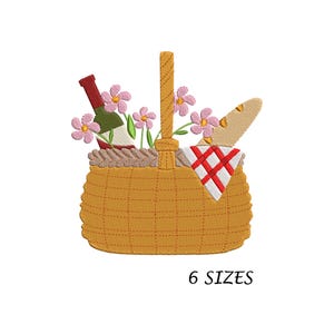 Puede incluir: Una cesta de picnic de mimbre marrón con un paño a cuadros rojo y blanco, una botella de vino, una baguette y flores rosas.