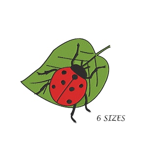 Puede incluir: Una mariquita roja y negra con puntos negros sobre una hoja verde. 6 TAMAÑOS.