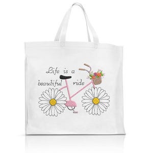Op de afbeelding: Witte draagtas met een roze fietsontwerp, madeliefjeswielen en een bloemenmand. De tekst "Life is a beautiful ride" staat op de tas. Het heeft twee witte handvatten.