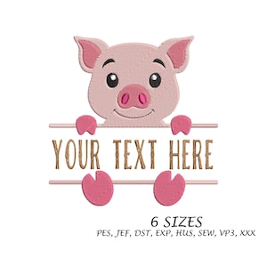 Könnte beinhalten: Ein Cartoon-Schwein mit rosa Schnauze, Ohren und Pfoten hält ein Banner mit dem Text "YOUR TEXT HERE". Das Bild enthält den Text "6 SIZES" und Stickdateiformate.