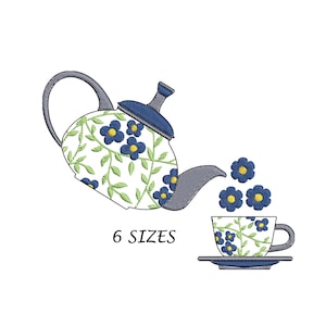 Puede incluir: Una tetera azul y blanca con diseños florales vierte té en una taza y un platillo a juego. La tetera y la taza tienen flores azules con centros amarillos sobre un fondo blanco. El texto "6 SIZES" está debajo de la tetera.