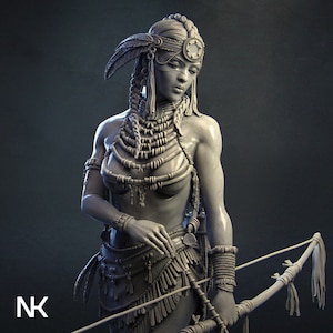 Peut inclure: Une sculpture en gris d'une femme portant une coiffe à plumes et un collier de perles. Elle tient un arc et une flèche dans sa main droite.