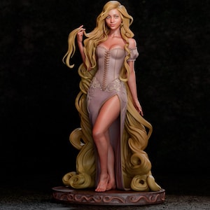 Könnte beinhalten: Detaillierte Figur einer Frau mit langem, fließendem blondem Haar und einem hellrosa Kleid. Das Kleid hat ein Korsett-Oberteil und einen hohen Schlitz. Die Figur steht auf einem dekorativen Sockel, mit dunklem Hintergrund.