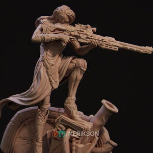 Puede incluir: Escultura detallada de una figura femenina futurista apuntando con un rifle grande. La figura está vestida con una armadura ornamentada y se encuentra sobre una estructura mecánica. La escultura es de color beige monocromático, con detalles intrincados.