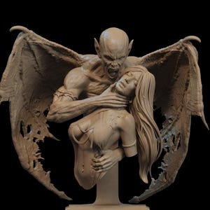 Op de afbeelding: Een gedetailleerde sculptuur van een gevleugeld wezen dat een vrouw omhelst. Het wezen heeft een dreigende uitdrukking, met scherpe tanden en puntige oren. De vrouw heeft lang haar en lijkt in nood. De sculptuur is in een neutrale kleur tegen een zwarte achtergrond.