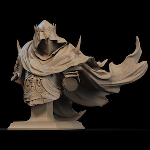 Può includere: Busto dettagliato di una figura incappucciata, forse un cavaliere o un guerriero, con corona e mantello fluente. La scultura è di colore beige neutro, su sfondo nero, evidenziando gli intricati dettagli del design.
