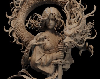 Può includere: Scultura dettagliata di una donna che tiene una spada, con un drago che la circonda. La scultura è in un tono neutro, con dettagli intricati nelle squame del drago e nei vestiti della donna. Il busto è su sfondo nero.