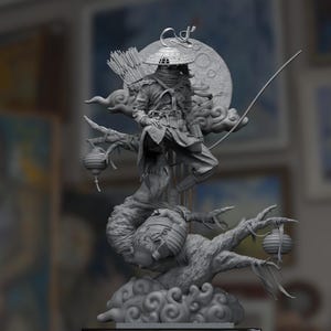 Puede incluir: Una detallada escultura gris de una figura de guerrero con arco y flecha, posada sobre un árbol estilizado con linternas. La figura se encuentra sobre un fondo de luna llena y nubes, creando una escena dramática.