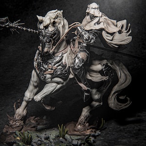 Può includere: Statuetta dettagliata di un cavaliere a cavallo di un cavallo bianco. Il cavaliere è vestito con un'armatura ornata e un mantello fluente, che tiene una lancia. Il cavallo ha dettagli intricati sull'armatura e sulla criniera, su una base rocciosa con erba.
