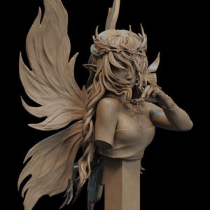 Puede incluir: Escultura detallada de un busto de hada con grandes alas detalladas. El hada tiene cabello largo y suelto, una corona y un delicado detalle de mariposa. La escultura es de color beige neutro y se encuentra sobre un pedestal.