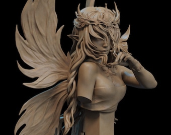 Può includere: Scultura dettagliata di un busto di fata con grandi ali dettagliate. La fata ha lunghi capelli fluenti, una corona e un delicato dettaglio a farfalla. La scultura è di colore beige neutro e poggia su un piedistallo.