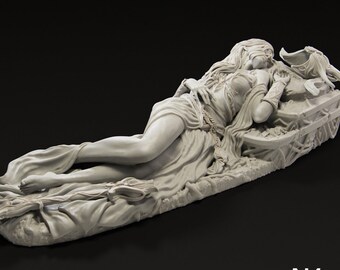 Può includere: Una scultura bianca e dettagliata di una donna sdraiata, che appoggia la testa su un elmo. La scultura è su un letto di stoffa e foglie.
