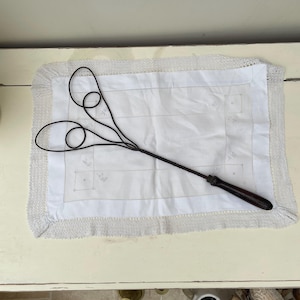A rare Victorian primitive / farmhouse twisted wire rug beater