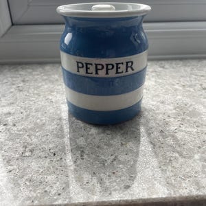 Een prachtige vintage TG Green Cornishware Pepper-voorraadpot uit het begin tot het midden van de 20e eeuw