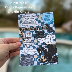 Puede incluir: Un fondo a cuadros azules y blancos con un dragón negro y un pequeño dragón amarillo. La imagen también incluye varias pegatinas con texto, incluyendo "House of Wind Book Club", "Bat Boys", "Romantasy Era", "You do not fear", "You do not falter", "You do not yield", "My House. My Chair. My Woman." -Xaden Riorson, y "To whatever end".