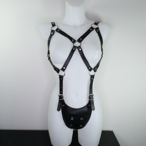 Harnais gode corps entier pour femme en cuir avec boucles métal