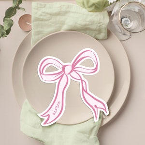 Roze lintvormige plaatsnaam | Plaatskaart lint | Babyshower | DIY-babyshower | Babymeisje | Handgetekend roze lint | Bewerkbare sjabloon